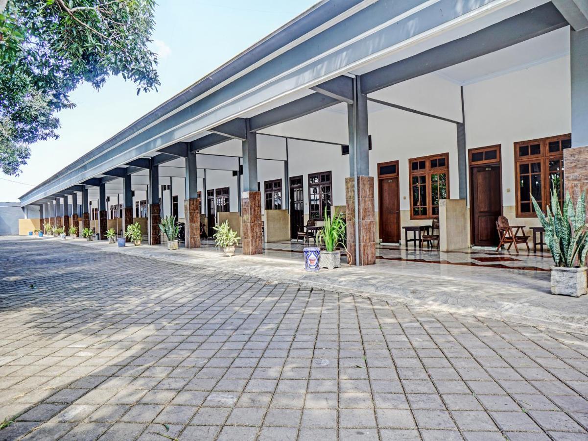Oyo 92869 Hotel Nusantara Banyuwangi  Exterior photo